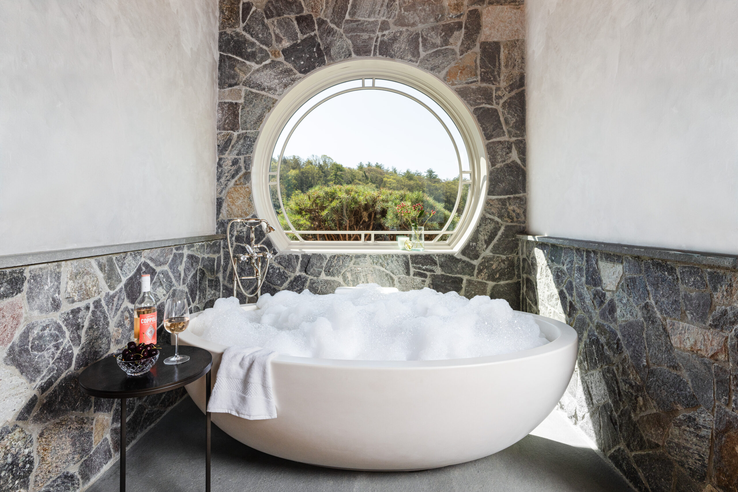 Main House Family Wing Bridal Suite Jet Tub w Bubbles